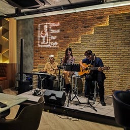 มีดนตรีสดเล่นเพลงชิลล์ๆฟังสบายให้ฟังทุกวัน