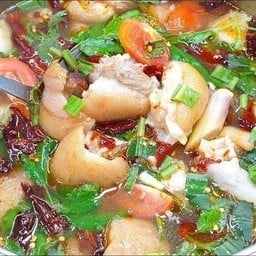 ต้มยำขาหมูพริกแห้ง