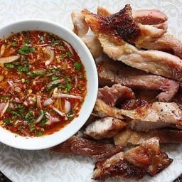 เนื้อย่างติดมันน้ำจิ้มแจ่ว