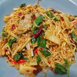 มาม่า+หน่อไม้ดองผัดกะเพราพริกแห้ง