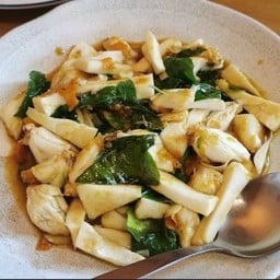 ปูก้อนผัดพริกเหลืองยอดมะพร้าวอ่อน