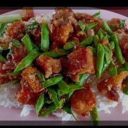 พริกแกงหมูกรอบ ราดข้าว