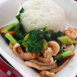 คะน้าปลาหมึกราดข้าวไข่ดาว