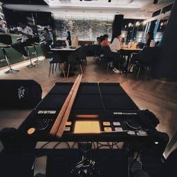 Good vibe ร้านกว้างรองรับลูกค้าได้เยอะ บรรยากาศน่านั่ง อบอุ่นดูเป็นกันเองมาก