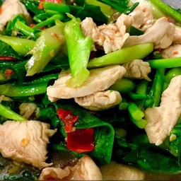 ข้าวหน้าอกไก่ผัดคะน้า
