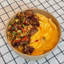 ข้าวหน้าไก่คั่วพริกเกลือ + ไข่ข้น