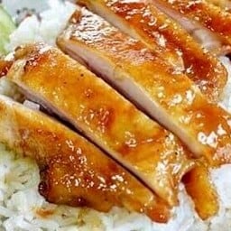 ข้าวอบไก่ย่าง (เนื้อ+หนัง) พร้อมน้ำจิ้มแจ่ว