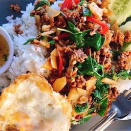 กระเพราเนื้อสับหน่อไม้ดองราดข้าวไข่ดาว