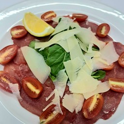 Bresaola con pomodorini e grana