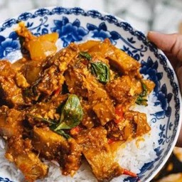 หมูกรอบผัดพริกแกงราดข้าว