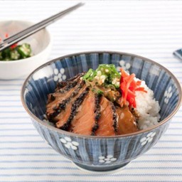 ข้าวหน้าปลาแซลมอนย่างซีอิ้ว