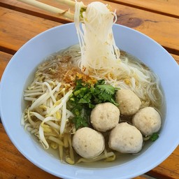 ก๋วยเตี๋ยวลูกชิ้นหมู