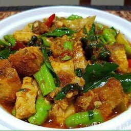 ผัดพริกแกงหมูกรอบเป็นกับข้าว