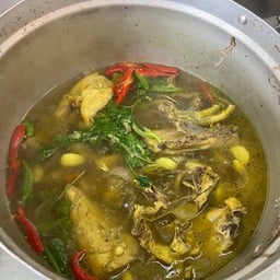ต้มส้มไก่บ้านใบมะขามอ่อน