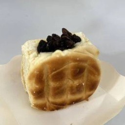 ปังไส้ทะลัก เนยนม ลูกเกด (1ชิ้น)