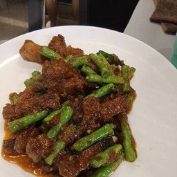 พริกแกงหมูกรอบ