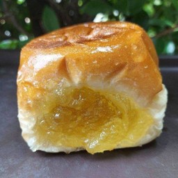 ปังไส้ทะลัก แยมสับปะรด (1ชิ้น)