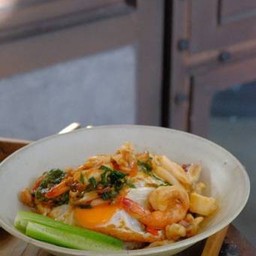 ข้าวกะเพราทะเล ไข่ขยี้หรือไข่ดาว