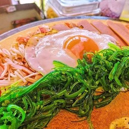 เครปพิซซ่าปูอัดไส้กรอกยำสาหร่ายไข่ดาว