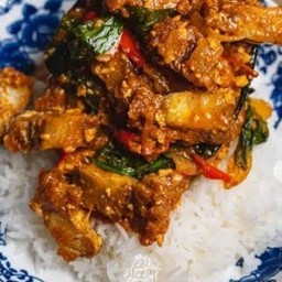 ข้าวหมูกรอบผัดพริกแกง