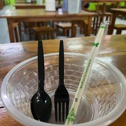 ช้อนซ่อมตะเกียบและถ้วยพลาสติก