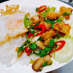 ข้าวผัดกะเพราหมูกรอบ