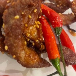 หมูแดดเดียวทอด+พริกสดทอด+กระเทียมทอด Fried pork with chili and garlic