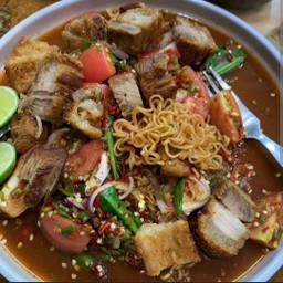 ตำมาม่าหมูกรอบปลาร้า  /ไท