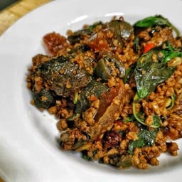 กะเพราหมูสับไข่เยี้ยวม้าเป็นกับข้าว