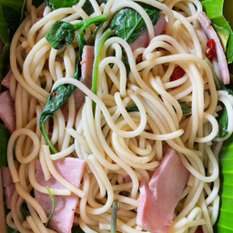 สปาเก็ตตี้ผัดพริกแห้งแฮม