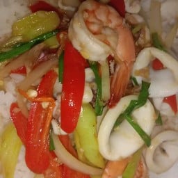 ผัดพริกหยวกปลาหมึกราดข้าว