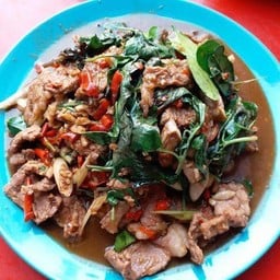 กะเพราเนื้อเป็นกับข้าว