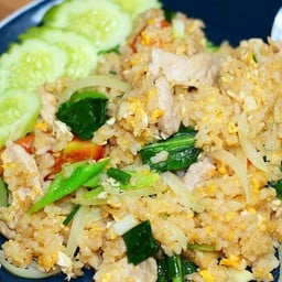 ข้าวผัดไข่ใส่หมู