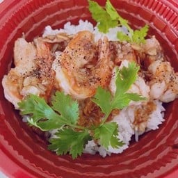 Goong Kratiem Prik Thai with rice