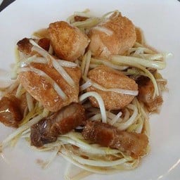 กุยช่ายขาวผัดเต้าหู้หมูกรอบ