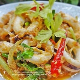 หมึกผัดไข่เค็มราดข้าว