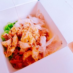 หมี่คลุกไก่ฉีกน้ำพริกแคปหมู