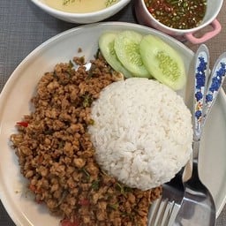 TRIN RIVER CAMP CAFE พงสวาย