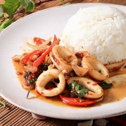 ข้าวกระเพราปลาหมึก