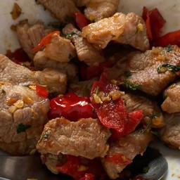 ข้าวหมูชิ้นผัดพริกเกลือ