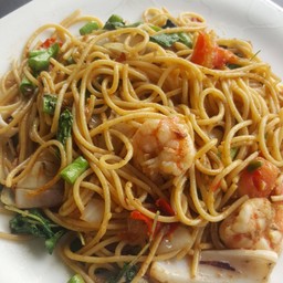 สปาเก็ตตี้ผัดขี้เมาทะเล (กุ้ง+ปลาหมึก)
