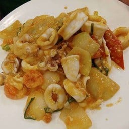 ปลาหมึกผัดไข่แดง