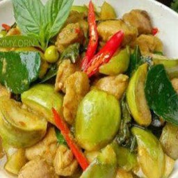 แกงเขียวหวานไก่ผัดแห้ง