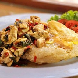 กระเพราเตี้ยวกรอบไข่ดาว