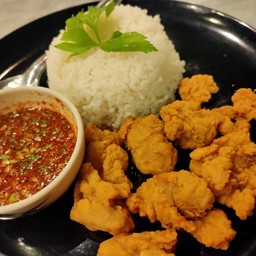 ข้าวไก่ทอดน้ำจิ้มแจ่ว