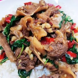 กะเพราเนื้อเปื่อยราดข้าว