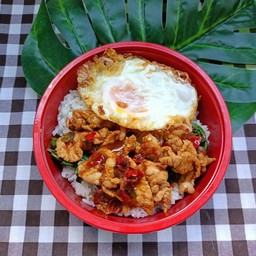 กระเพราหมูชิ้นไข่ดาว