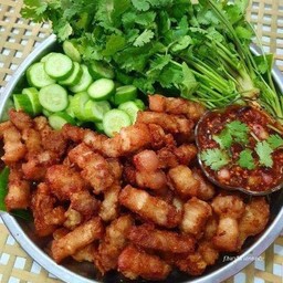 หมูสามชั้นทอด จิ้มแจ่ว