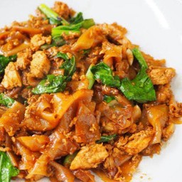 ผัดซีอิ๊วเส้นใหญ่ไก่