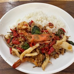 ข้าวกระเพรากุ้งหมึกหมูสับ